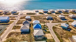 Zona residencial costera con casas, caminos y una playa.