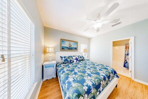 3 bedrooms, iron/ironing board, WiFi, bed sheets - Easy beach access, dog-friendly island home with private hot tub & shared pool (Dauphin Island)