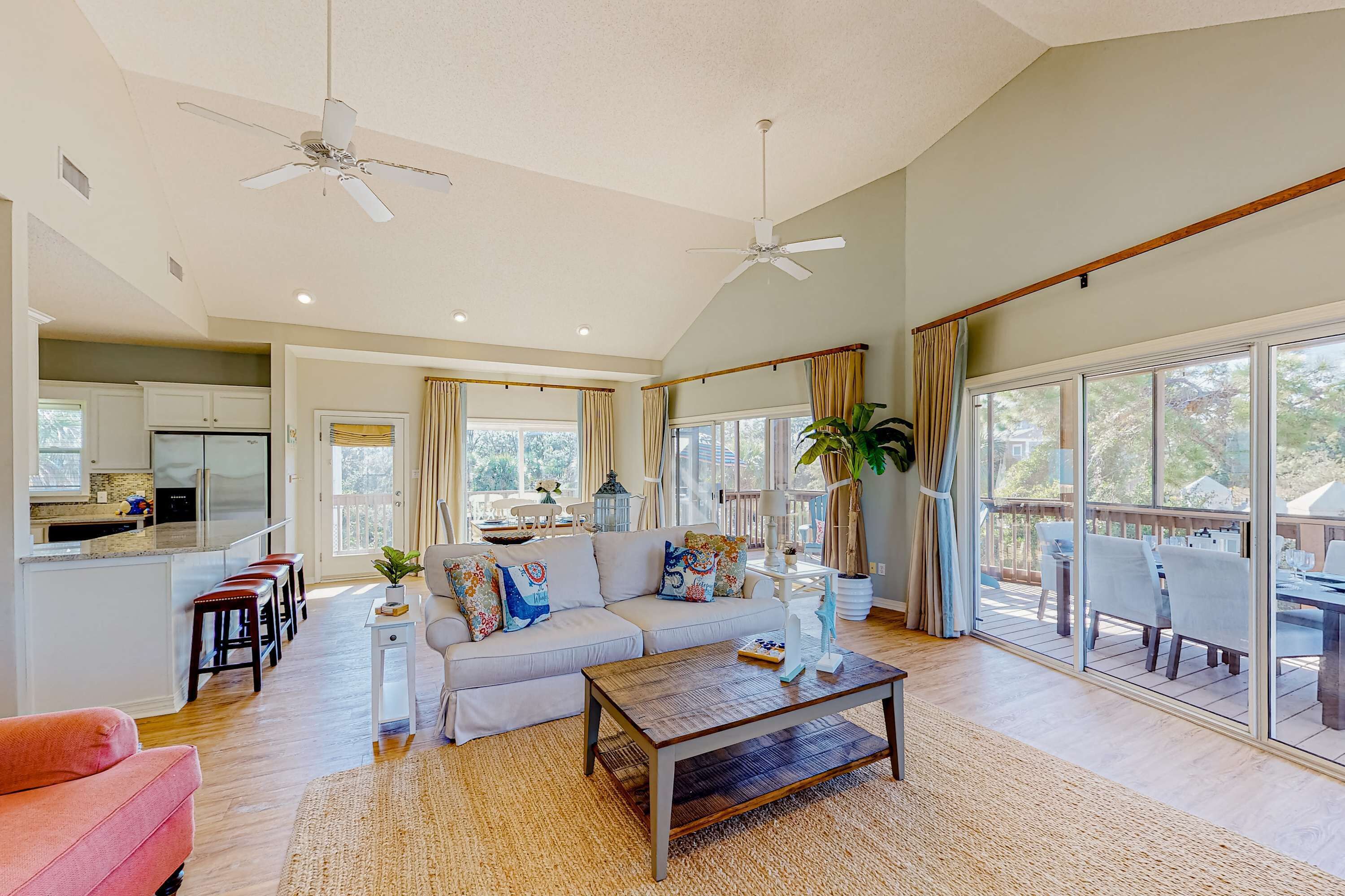 Televisión, reproductor de DVD y oficina 