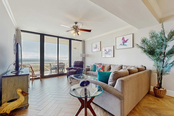 TV - Bright & beachy waterfront condo with pools, tennis, gym, spacious balcony & W/D (Dauphin Island)