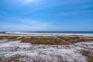 On the beach - Bright & beachy waterfront condo with pools, tennis, gym, spacious balcony & W/D (Dauphin Island)