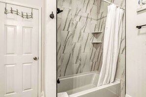 Shower, towels - Coastal Gem on the Sand With Large Deck, Ocean Views & Private Pool & Hot Tub (Dauphin Island)