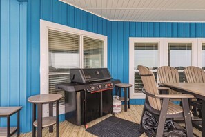 Outdoor dining - Coastal Gem on the Sand With Large Deck, Ocean Views & Private Pool & Hot Tub (Dauphin Island)