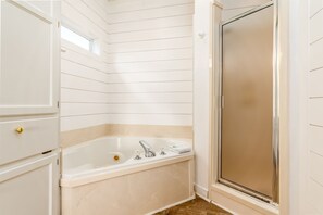 Shower, hair dryer, towels - Tan Lanes! Cozy, affordable and direct access to the beach. (Dauphin Island)