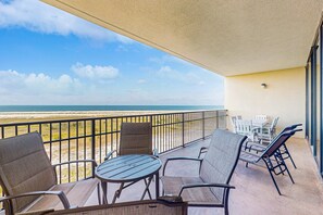 Outdoor dining - Lovely Gulf front condo w/shared sauna, hot tub, indoor pool, & stunning views (Dauphin Island)