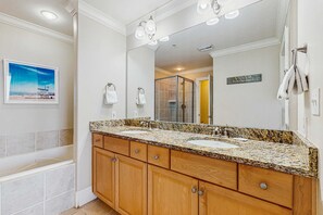 Shower, towels - Lovely Gulf front condo w/shared sauna, hot tub, indoor pool, & stunning views (Dauphin Island)