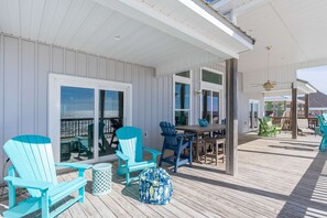 Outdoor dining - Spacious Gulf front home w/ spectacular sunrise & sunset views (Dauphin Island)