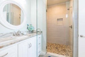 Shower, hair dryer, towels - Spacious Gulf front home w/ spectacular sunrise & sunset views (Dauphin Island)