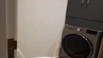 Luxury Studio Suite | Bathroom | Combined shower/tub, free toiletries, hair dryer, towels