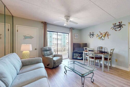 Welcoming home with WiFi, gulf views & spacious deck - steps to the beach