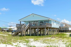 Exterior - Welcoming home with WiFi, gulf views & spacious deck - steps to the beach (Dauphin Island)