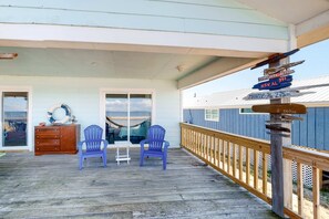 Terrace/patio - Welcoming home with WiFi, gulf views & spacious deck - steps to the beach (Dauphin Island)