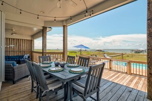 Outdoor dining - Bayfront home with beach access & breathtaking water views - dog-friendly (Dauphin Island)