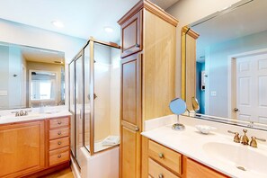 Shower, towels - Bayfront home with beach access & breathtaking water views - dog-friendly (Dauphin Island)