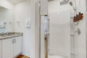 Douche, sèche-cheveux, serviettes fournies