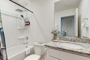 Shower, hair dryer, towels - Dog friendly home near the Wharf with internet and free parking (Orange Beach)