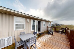Outdoor dining - Dog-friendly home with sound-side deck, full kitchen, & fantastic views (Dauphin Island)