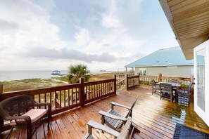 Outdoor dining - Dog-friendly home with sound-side deck, full kitchen, & fantastic views (Dauphin Island)