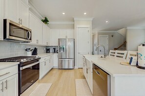 Fridge, microwave, oven, stovetop - Coastal home with shared, zero entry pool, putting green, and WIFI (Orange Beach)