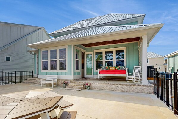 Terrace/patio - Coastal home with shared, zero entry pool, putting green, and WIFI (Orange Beach)