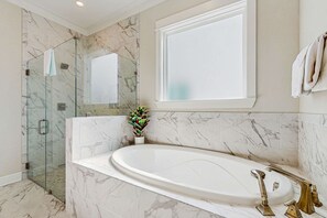 Shower, hair dryer, towels - Coastal home with shared, zero entry pool, putting green, and WIFI (Orange Beach)