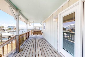 Terrace/patio - Canal side home with room for a boat (Dauphin Island)