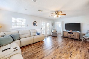 TV - Canal side home with room for a boat (Dauphin Island)