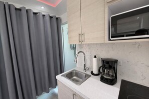 Microwave, coffee/tea maker, toaster, cookware/dishes/utensils - Tierra Serena - Private Nature Retreat (Rincón)
