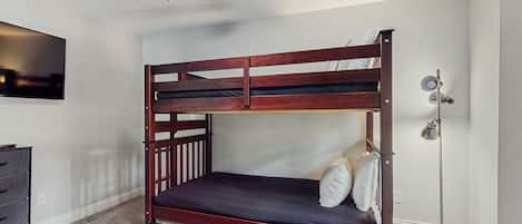 3 bedrooms, desk, iron/ironing board, WiFi