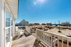 Property grounds - Bayfront retreat with lovely views, a screened porch & beach access (Dauphin Island)