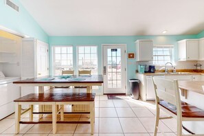 Dining - Bayfront retreat with lovely views, a screened porch & beach access (Dauphin Island)