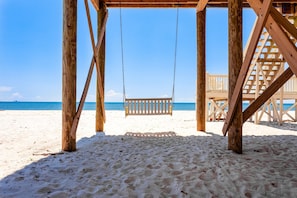 På stranden