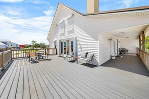 Outdoor dining - Dog-friendly beach house w/ stunning water views, wrap-around decks & a loft (Dauphin Island)