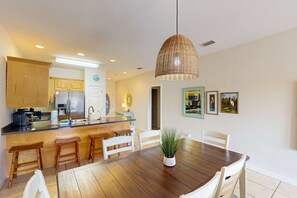 Dining - Dog-friendly condo w/ views of the bayou, shared pool - close to the bayou (Dauphin Island)