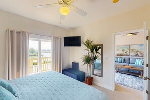 2 bedrooms, iron/ironing board, travel cot, WiFi - Dog-friendly condo w/ views of the bayou, shared pool - close to the bayou (Dauphin Island)