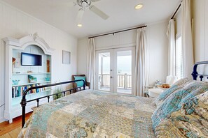 3 bedrooms, iron/ironing board, Internet, bed sheets - Chic Waterfront Dauphin Island cottage on white sandy beach (Dauphin Island)