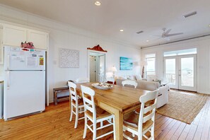 Dining - Chic Waterfront Dauphin Island cottage on white sandy beach (Dauphin Island)