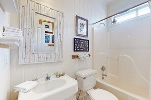 Shower, hair dryer, towels - Chic Waterfront Dauphin Island cottage on white sandy beach (Dauphin Island)