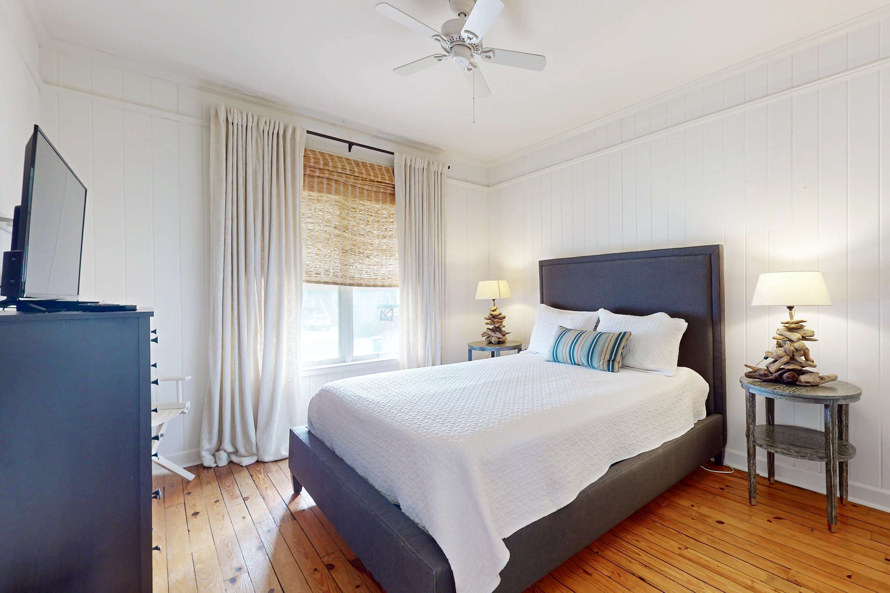 3 bedrooms, iron/ironing board, internet, bed sheets