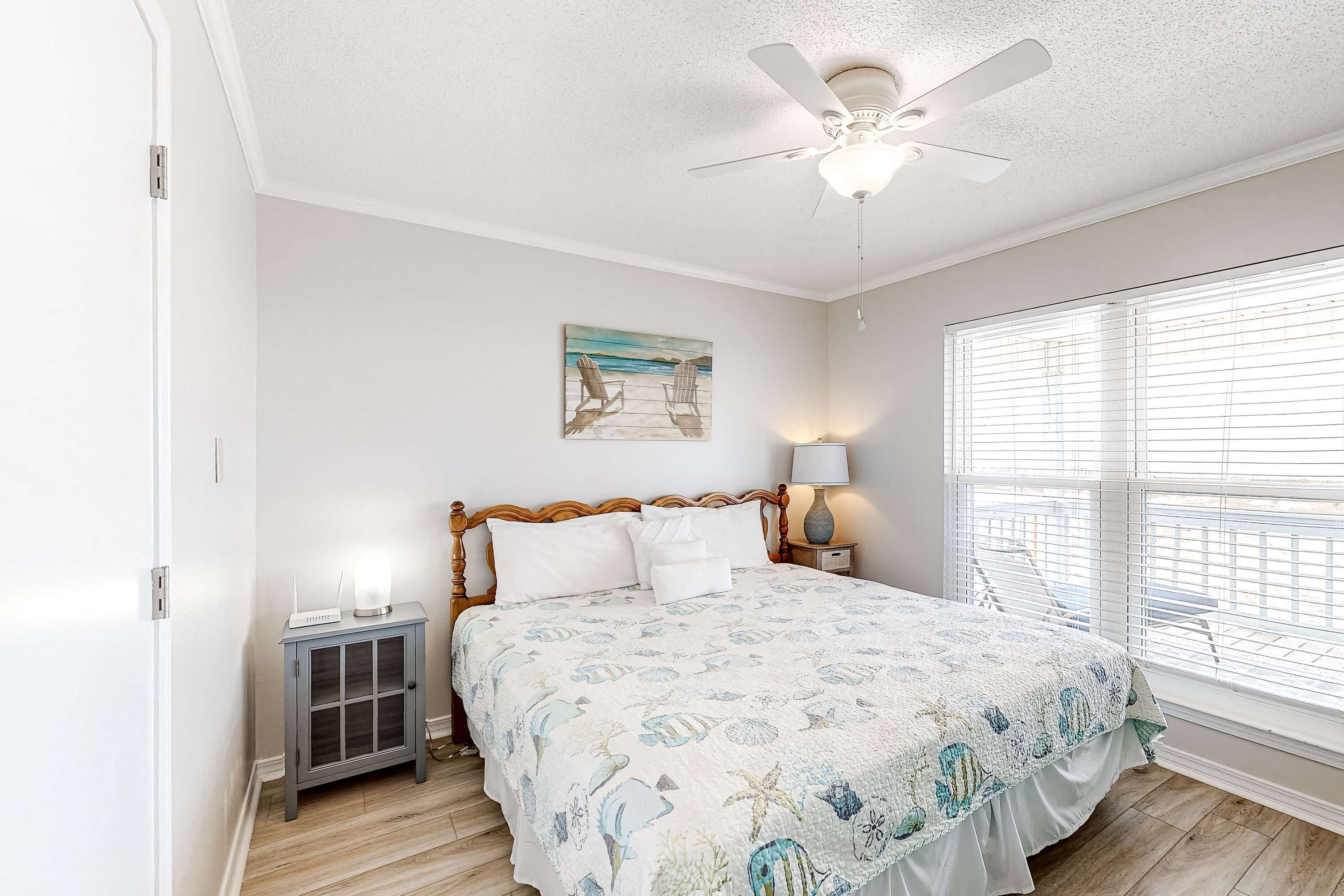 Tabla de planchar con plancha, wifi, ropa de cama