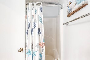 Shower, hair dryer, towels - Waterfront beach house on the sound with breathtaking sunset views & gulf access (Dauphin Island)