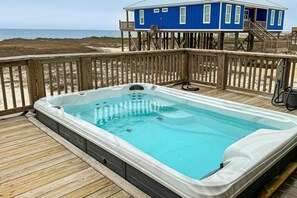 Terrace/patio - Waterfront beach house on the sound with breathtaking sunset views & gulf access (Dauphin Island)