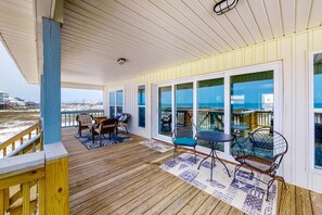 Outdoor dining - Waterfront beach house on the sound with breathtaking sunset views & gulf access (Dauphin Island)
