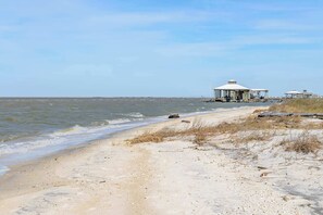 On the beach - Dog-friendly beach house with fantastic location, access to water (Dauphin Island)