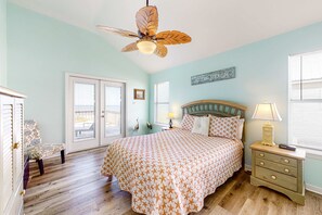 2 bedrooms, iron/ironing board, Internet - Dog-friendly beach house with fantastic location, access to water (Dauphin Island)