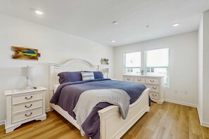 3 bedrooms, iron/ironing board, WiFi, bed sheets - New townhome close to The Wharf and a short drive for beach access! (Orange Beach)