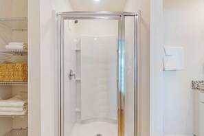 Shower, towels - New townhome close to The Wharf and a short drive for beach access! (Orange Beach)