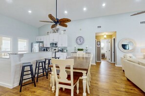 Dining - Beach Front house with breathtaking views, free WiFi, full kitchen (Dauphin Island)