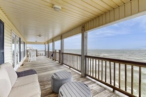 Terrace/patio - Beach Front house with breathtaking views, free WiFi, full kitchen (Dauphin Island)