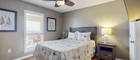 4 bedrooms, iron/ironing board, internet, bed sheets